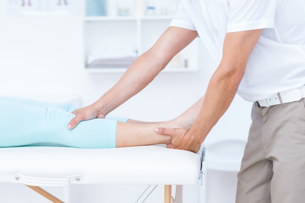Fizjoterapeuta robi masaż nóg do pacjenta