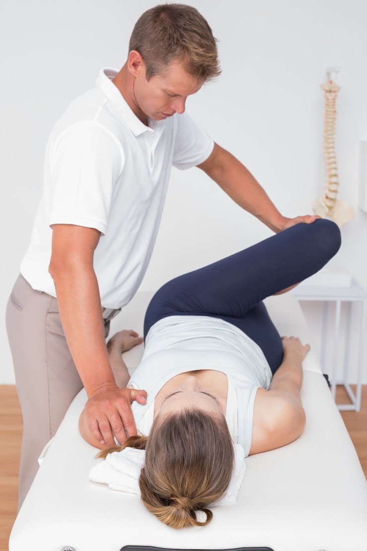 Zdjęcie fizjoterapeuta robi masaż nóg do pacjenta