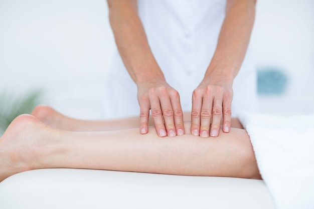 Fizjoterapeuta robi masaż nóg