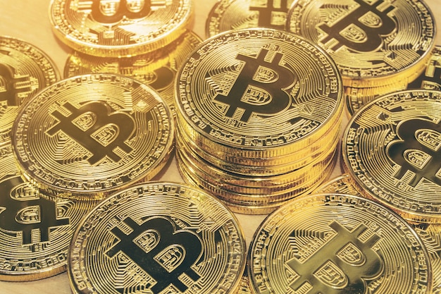 Fizyczne tło stosu Bitcoin. Koncepcja handlowania kryptowalutą.