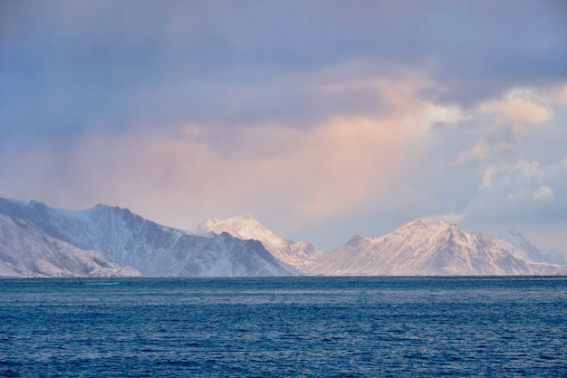 Fjord w Norwegii na wschód słońca