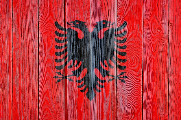 Flaga Albanii malowane na tle starych desek drewnianych Szczotkowane naturalne światło wiązane drewniane tekstury deski Drewniane tekstury tła Flaga Albanii