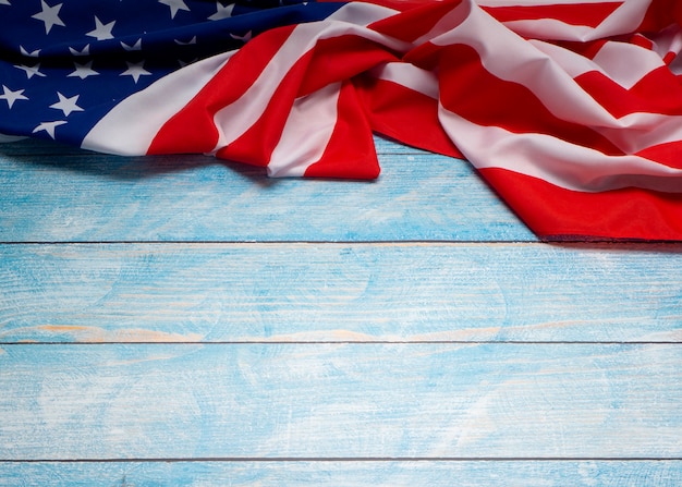 Flaga amerykańska na błękitnym drewnianym tle