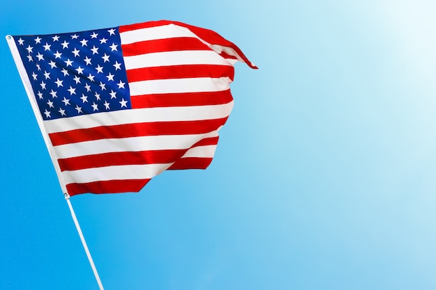 Flaga amerykańska przeciw niebieskiemu niebu