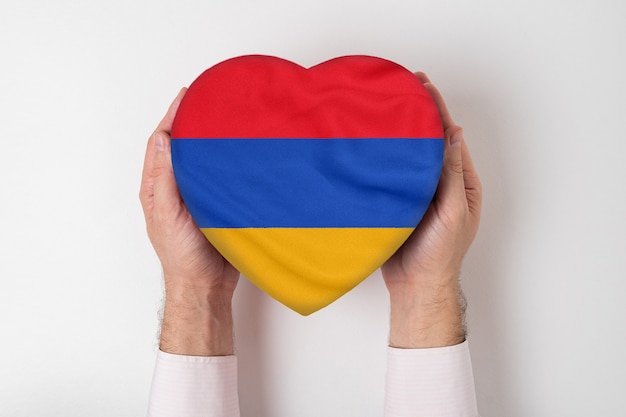 Flaga Armenii Na Pudełku W Kształcie Serca W Męskie Dłonie.