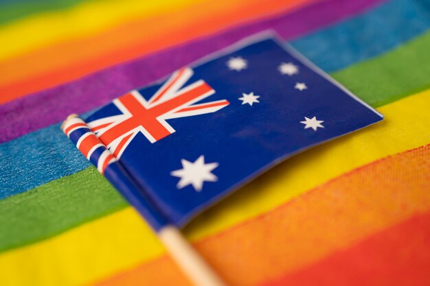 Flaga Australii na tęczowym symbolu miesiąca dumy gejowskiej LGBT.