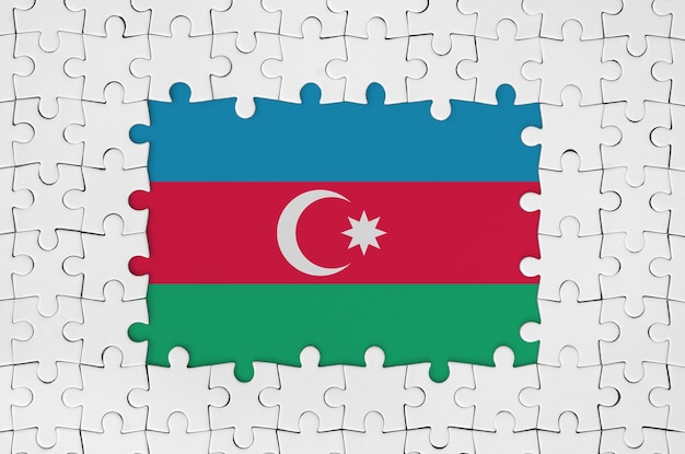 Flaga Azerbejdżanu w ramce z białych puzzli z brakującą częścią środkową