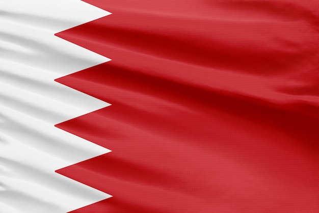 Zdjęcie flaga bahrajnu jest przedstawiona na tkaninie z szwy sportowej z fałdami