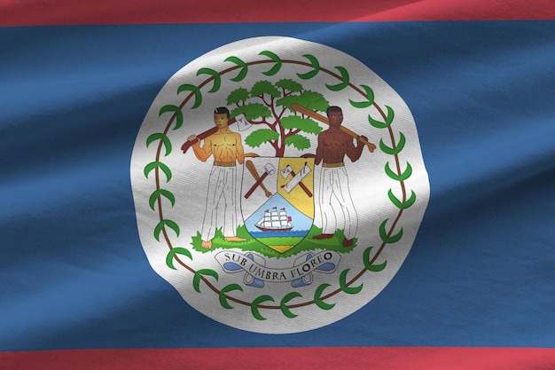 Flaga Belize z dużymi fałdami machającymi z bliska pod światłem studyjnym w pomieszczeniu Oficjalne symbole i kolory na banerze