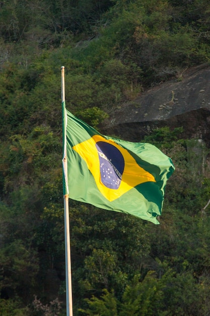 Flaga Brazylii na zewnątrz na szczycie budynku w Rio de Janeiro w Brazylii.