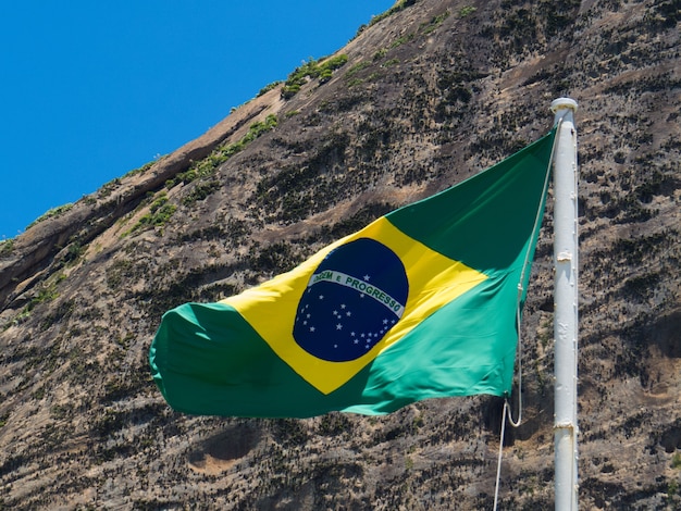 Flaga Brazylii Powiewająca Przed Sugarloaf Mountain W Rio De Janeiro