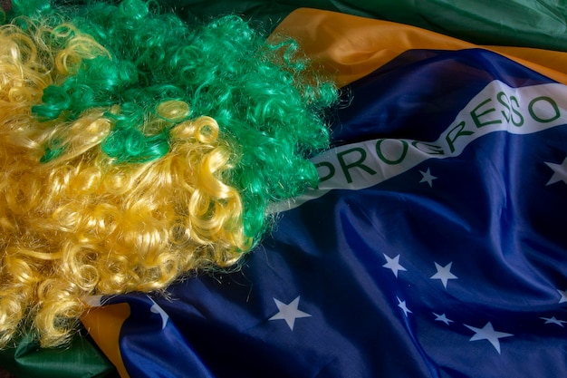 Zdjęcie flaga brazylii w fali jak wiatr i wypełnienie ramki