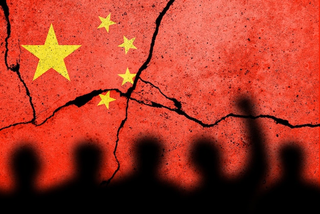 Flaga Chin namalowana na pękniętej ścianie Chiński kryzys na rynku nieruchomości i zadłużenia