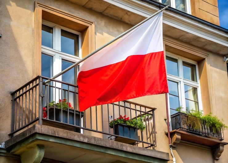Zdjęcie flaga czerwona i biała wisząca z balkonu