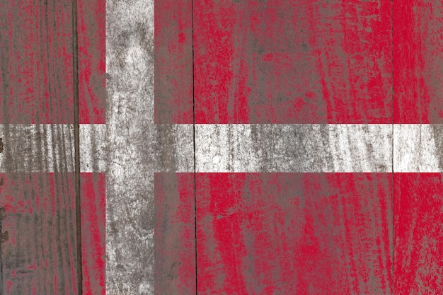 Flaga Danii namalowana na uszkodzonym starym drewnianym tle