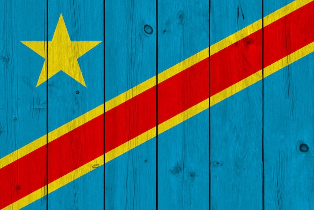 Flaga Demokratycznej Republiki Konga namalowana na starej drewnianej desce