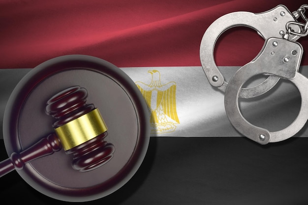 Flaga Egiptu Z Młotkiem Sędziego I Kajdankami W Ciemnym Pokoju Koncepcja Tła Karnego I Karnego Dla Tematów Wyroku