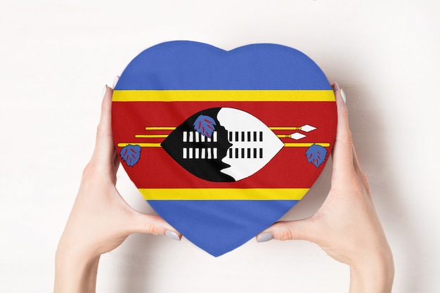 Flaga Eswatini Na Pudełku W Kształcie Serca W Rękach Kobiet