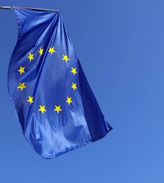 Flaga europejska nad błękitnym niebem
