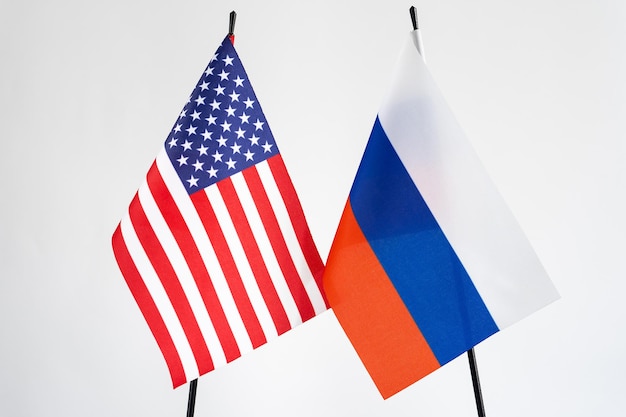 Flaga Federacji Rosyjskiej i Stanów Zjednoczonych Ameryki na białym tle Koncepcja konfliktu sankcji