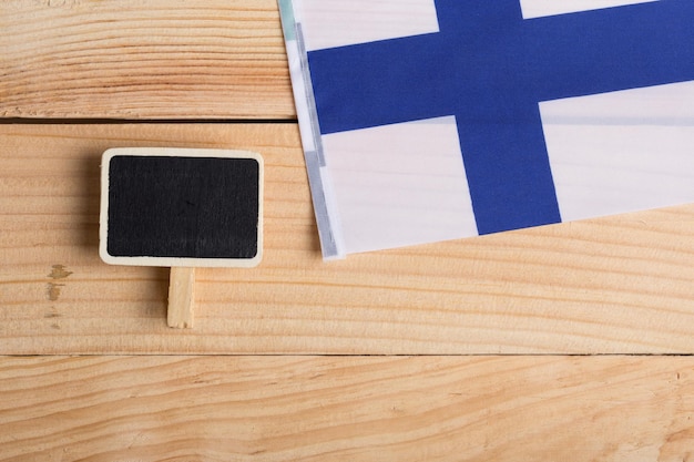 Zdjęcie flaga finlandii i pusta tablica skopiuj miejsce
