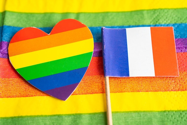 Flaga francji na tęczowym tle symbol miesiąca dumy gejowskiej LGBT ruch społeczny tęczowa flaga jest symbolem lesbijek gejów biseksualnych transpłciowych tolerancji praw człowieka i pokoju