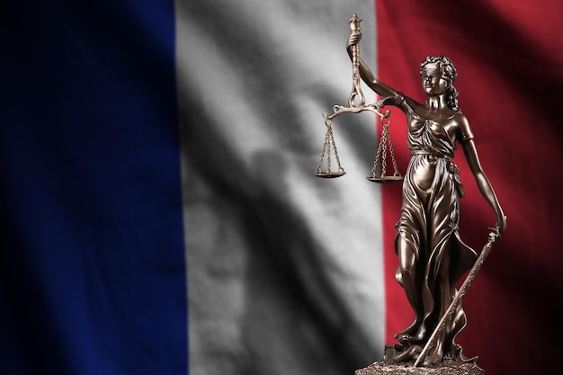 Flaga Francji z posągiem pani sprawiedliwości i wagą sądową w ciemnym pokoju Pojęcie wyroku i kary