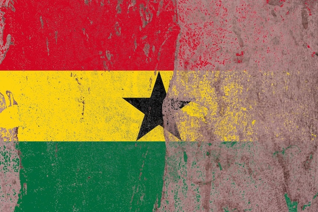 Flaga Ghany na zniszczonej powierzchni starego betonowego muru