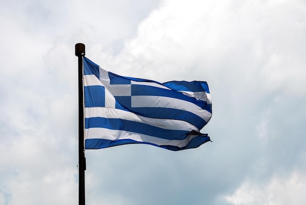 Zdjęcie flaga grecji na słupie na tle chmur