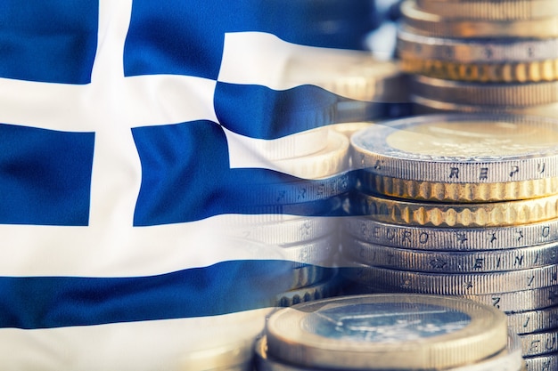 Flaga Grecji. Pieniądze Euro. Waluta Euro. Kolorowa Macha Flagą Grecji Na Tle Pieniędzy Euro