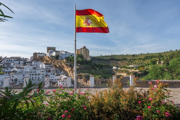 Flaga Hiszpanii i Setenil de las Bodegas Skyline Setenil De las Bodegas Andaluzja Hiszpania