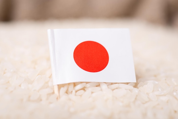 Flaga Japonii na świeżo zebranym ryżu