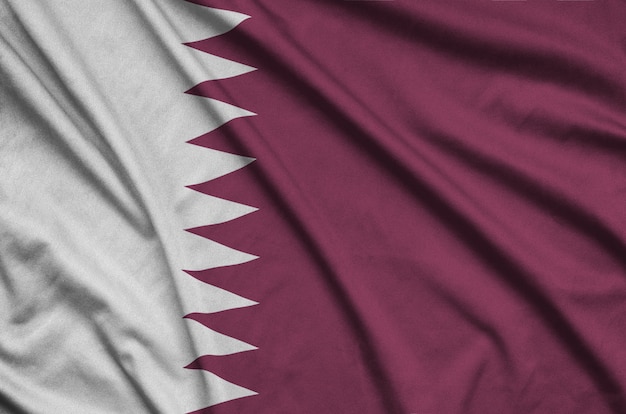 Flaga Kataru jest przedstawiona na sportowej tkaninie z wieloma zakładkami.