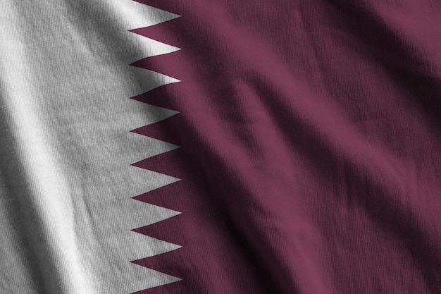 Flaga kataru z dużymi fałdami machającymi z bliska pod światłem studyjnym w pomieszczeniu oficjalne symbole i co