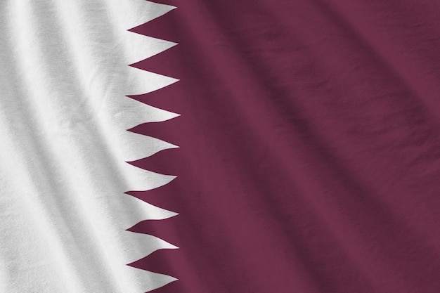 Flaga Kataru z dużymi fałdami machającymi z bliska pod światłem studyjnym w pomieszczeniu Oficjalne symbole i kolory w banerze