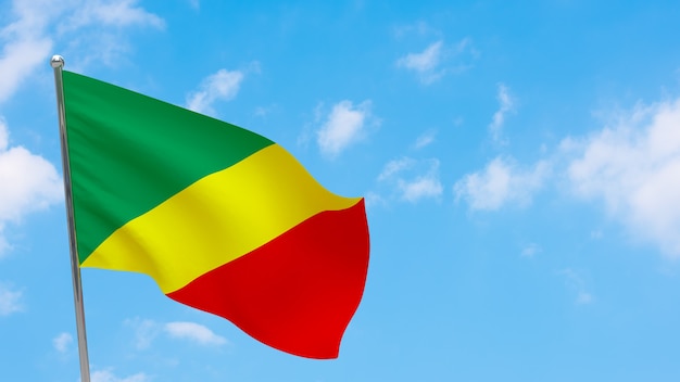 Flaga Kongo na słupie. Niebieskie niebo. Flaga narodowa Konga