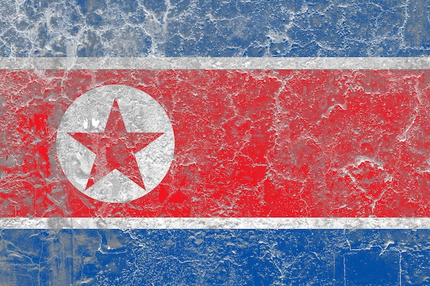 Flaga Korei Północnej namalowana na zniszczonej powierzchni starej betonowej ściany