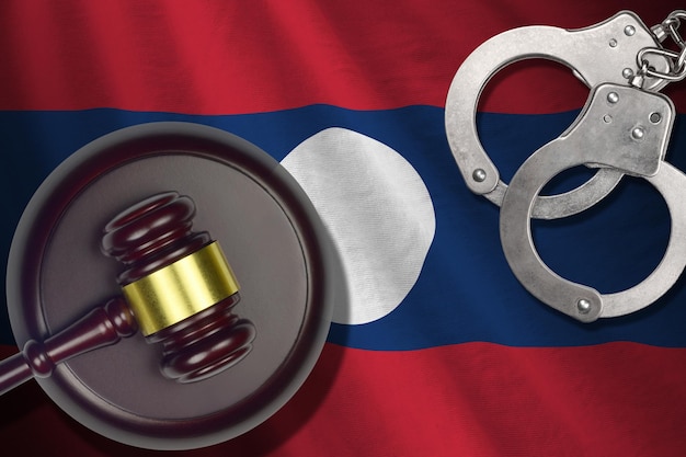 Flaga laosu z młotkiem sędziego i kajdankami w ciemnym pokoju Koncepcja tła karnego i karnego dla tematów osądu