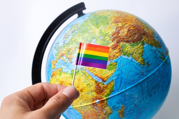 Flaga LGBT na tle kuli ziemskiej