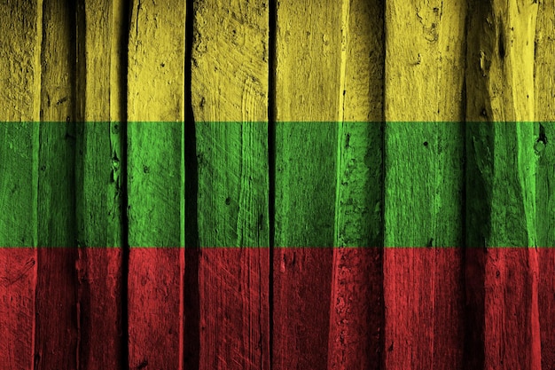 Flaga Litwy na tle starych drewnianych desek