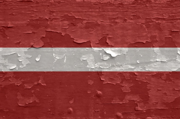 Zdjęcie flaga łotwy na starej obranej drewnianej powierzchni