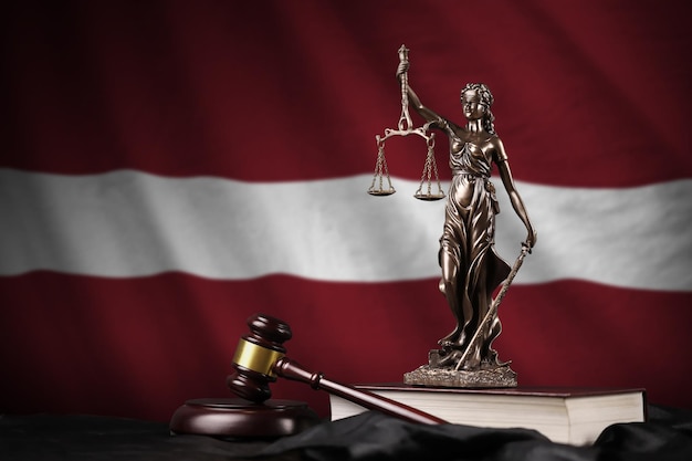 Flaga Łotwy z posągiem konstytucji pani sprawiedliwości i młotkiem sędziego na czarnej draperii Pojęcie wyroku i winy