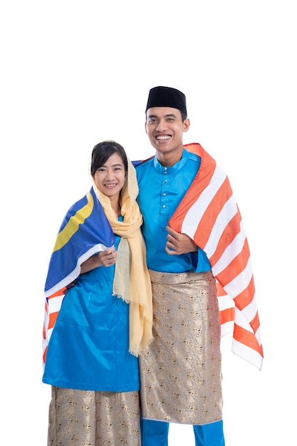 Flaga Malezji. Para Ubrana W Tradycyjne Stroje Muzułmańskie Szczęśliwy Na Białym Tle