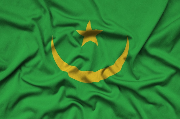 Flaga Mauretanii jest przedstawiona na sportowej tkaninie z wieloma zakładkami.