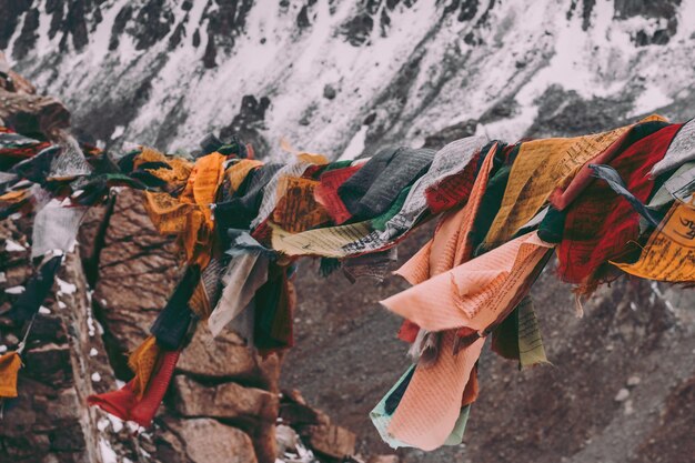 Zdjęcie flaga modlitewna na przełęczy khardungla w ladakh