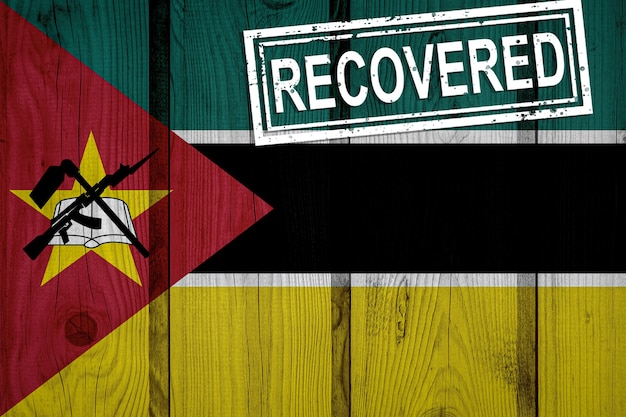 Zdjęcie flaga mozambiku, która przeżyła lub wyzdrowiała z infekcji epidemii koronawirusa lub koronawirusa. flaga grunge z pieczęcią odzyskane