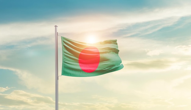 Flaga narodowa Bangladeszu na pięknym niebie Symbol państwa na falistej jedwabnej tkaninie