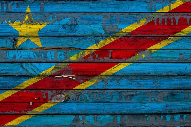 Zdjęcie flaga narodowa demokratycznej republiki konga jest namalowana na nierównych tablicach symbol państwa