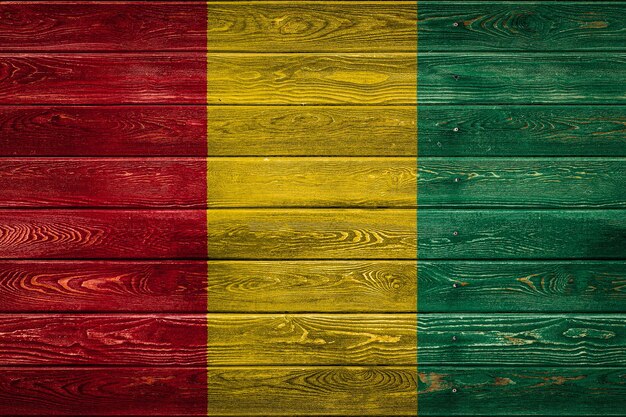 Flaga narodowa Gwinei jest namalowana na obozie z równych desek przybitych gwoździem Symbol kraju