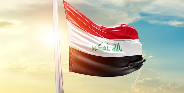 Flaga narodowa Iraku macha na niebie